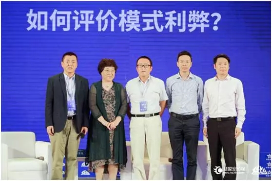 “專注安全、不止于安防，多應用場景下安防企業(yè)的發(fā)展策略”論壇參與嘉賓合影.webp.jpg